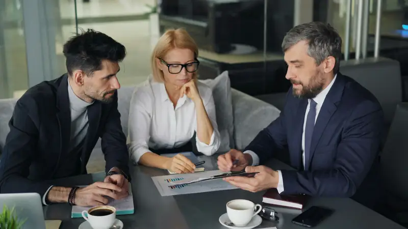 Executivos analisando resultados em uma reunião